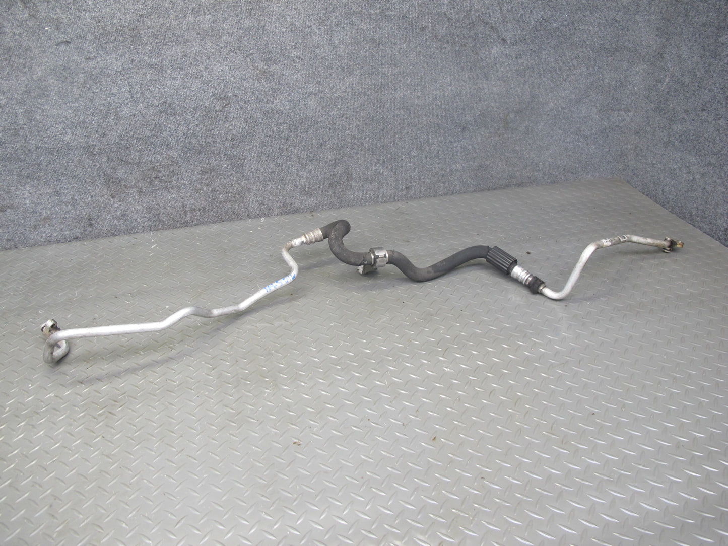 2010-2011 BMW X6 E72 Hybrid 4.4L N63 Engine Oil Cooling Outlet Pipe Line Set
