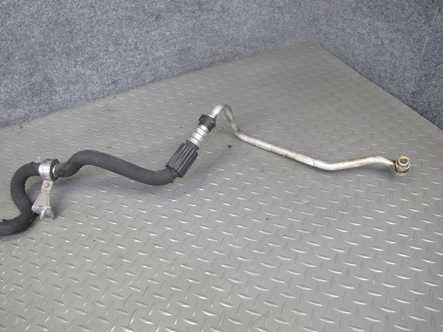 2010-2011 BMW X6 E72 Hybrid 4.4L N63 Engine Oil Cooling Outlet Pipe Line Set