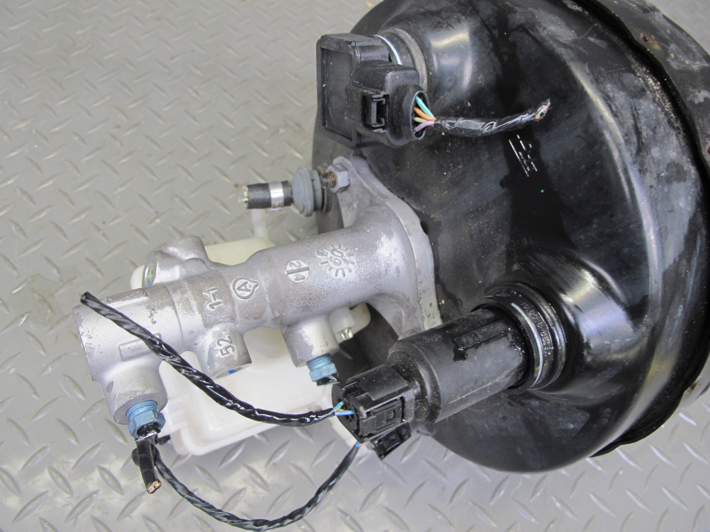 2008-2014 BMW E71 E72 X6 Brake Master Cylinder Booster Fluid Reservoir