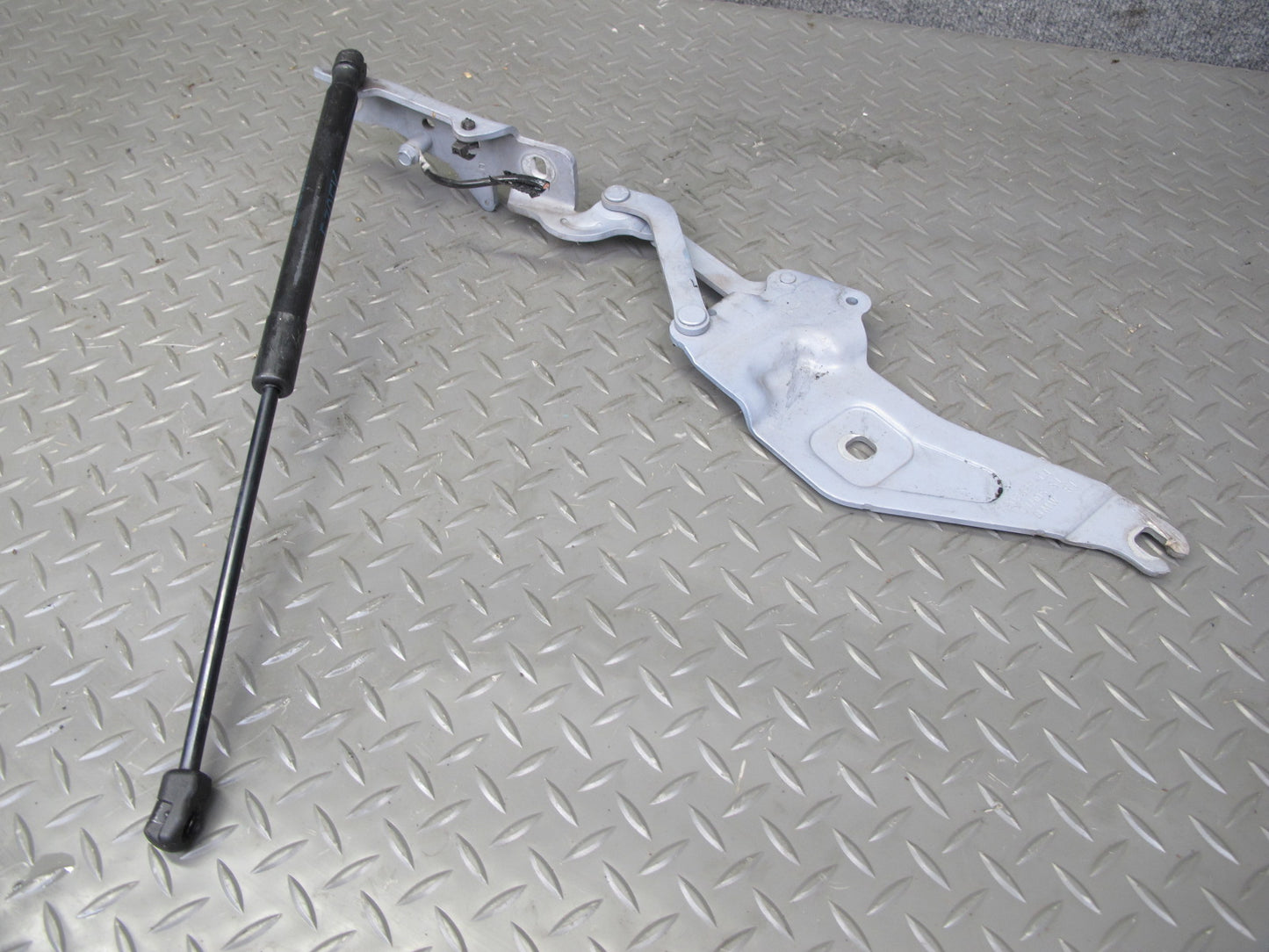 2008-2014 BMW E71 E72 X6 Front Left & Right Hood Hinge w Support Set of 2