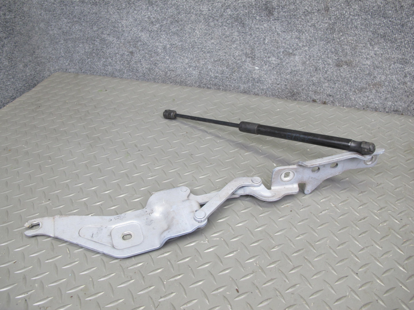 2008-2014 BMW E71 E72 X6 Front Left & Right Hood Hinge w Support Set of 2