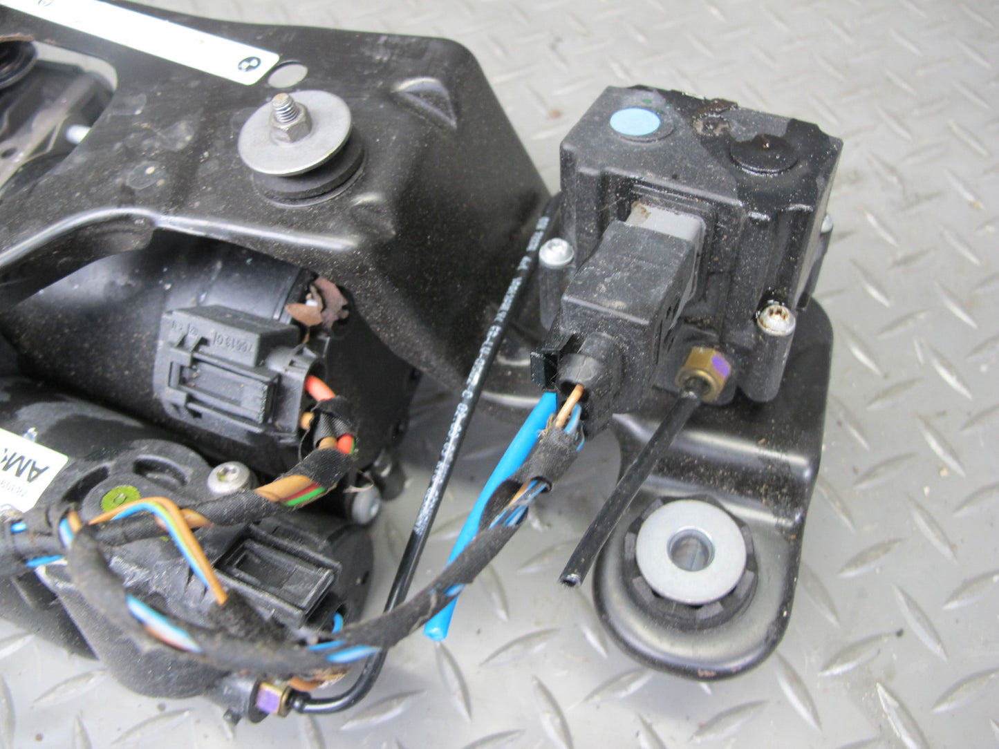 2008-2014 BMW E71 E72 X6 Air Suspension Compressor Pump 6789938
