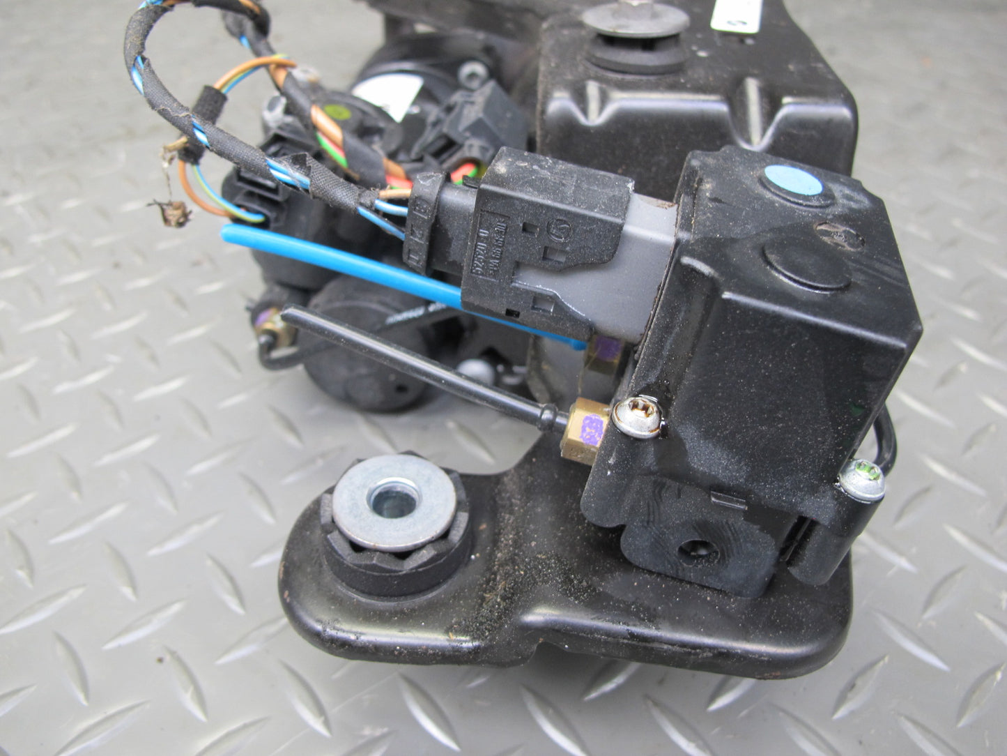 2008-2014 BMW E71 E72 X6 Air Suspension Compressor Pump 6789938