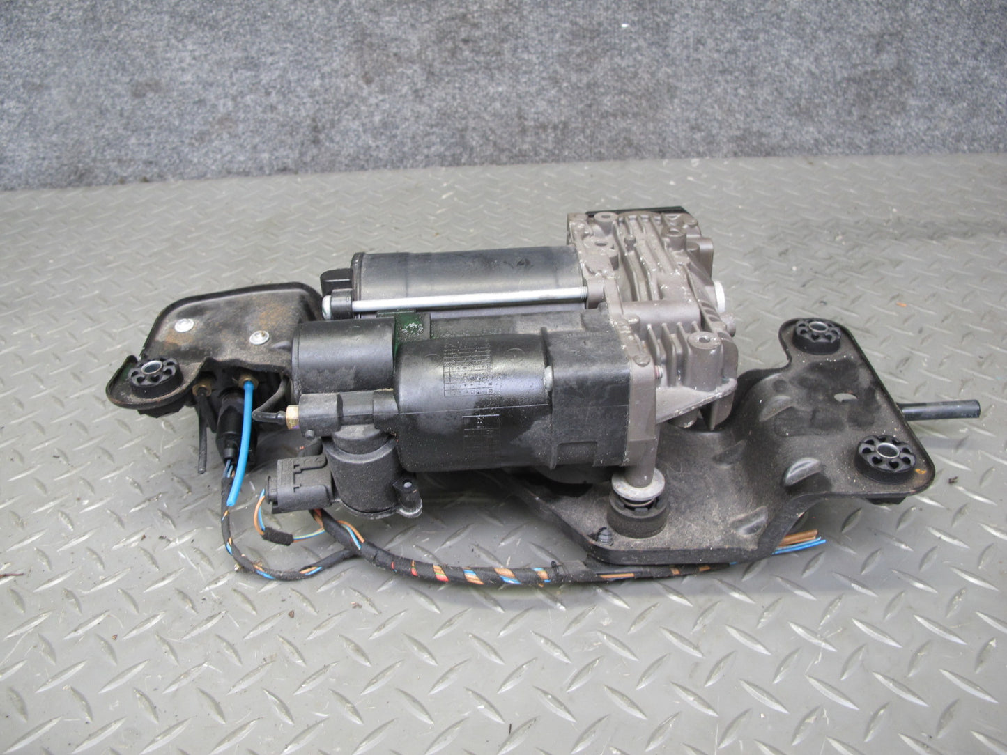 2008-2014 BMW E71 E72 X6 Air Suspension Compressor Pump 6789938