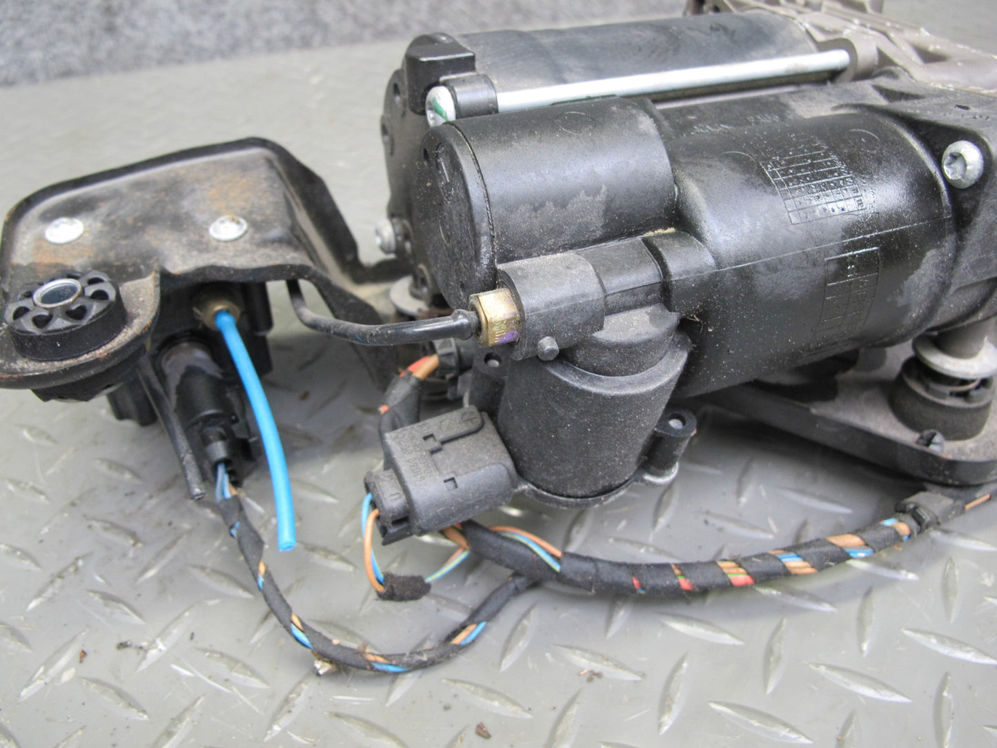 2008-2014 BMW E71 E72 X6 Air Suspension Compressor Pump 6789938