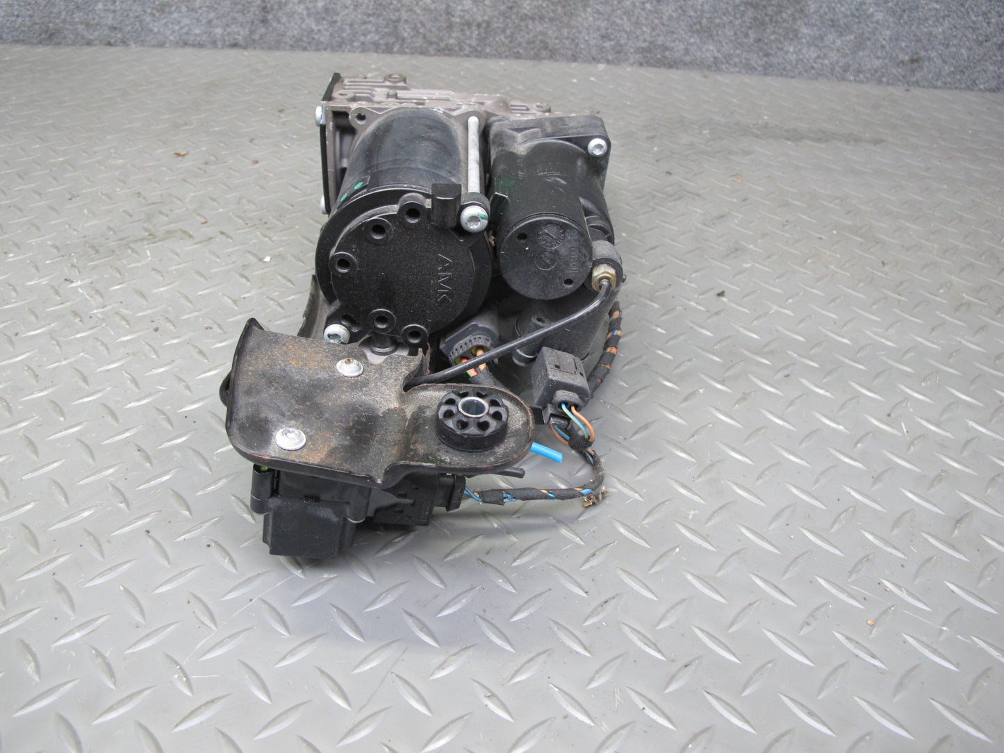 2008-2014 BMW E71 E72 X6 Air Suspension Compressor Pump 6789938