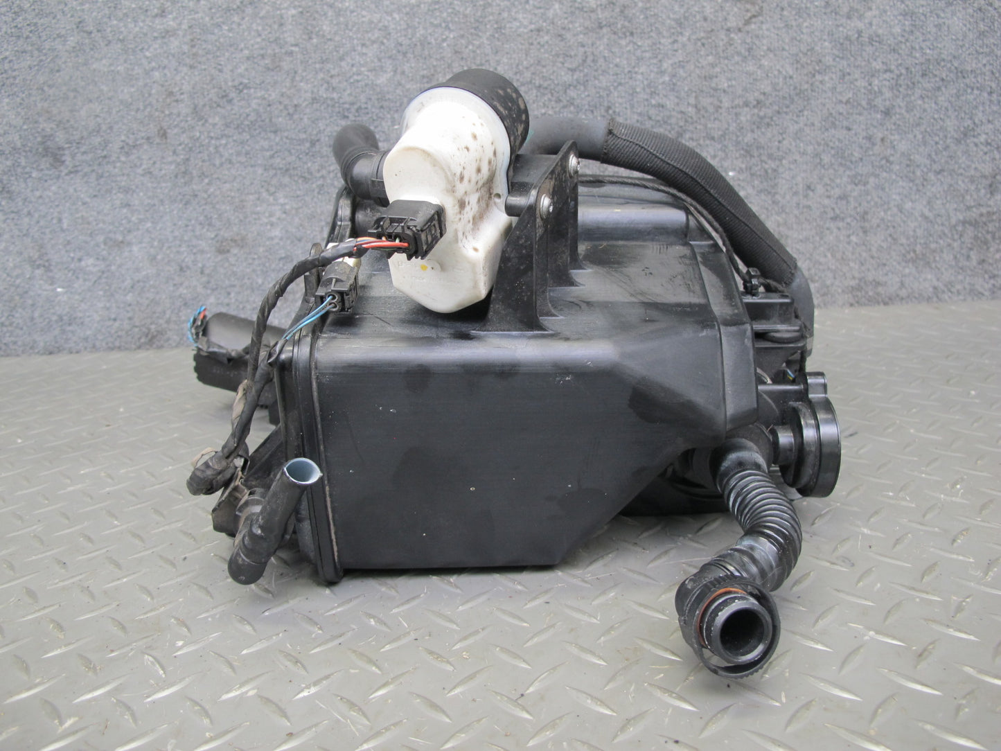 2010-2011 BMW E72 X6 Hybrid Fuel Evap Vapor Charcoal Canister 7217031