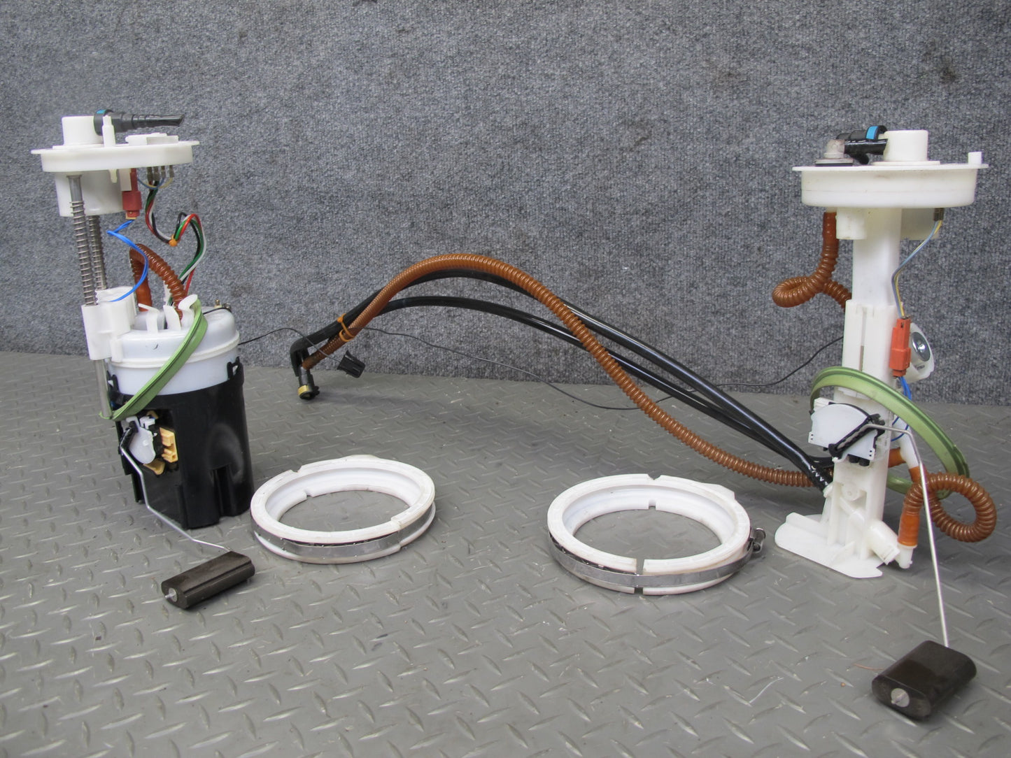 2008-2014 BMW E71 E72 X6 4.4L Fuel Pump Level Sensor Sending Unit Set of 2