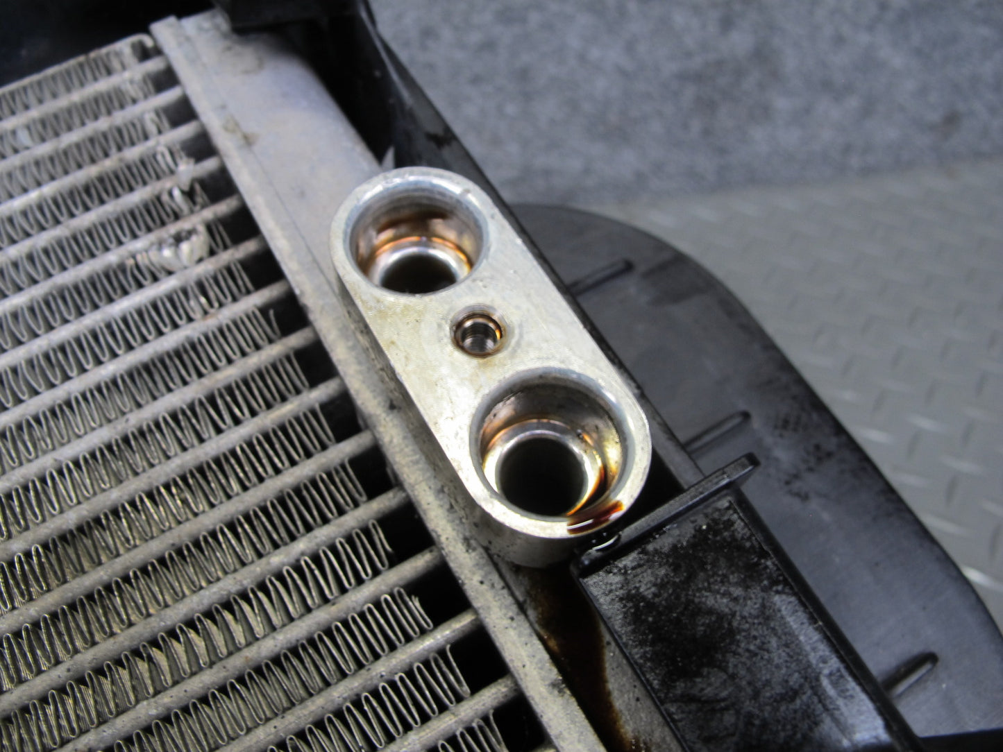 2008-2014 BMW E71 E72 X6 4.4L N63 Engine Right Oil Cooler Radiator w Shroud