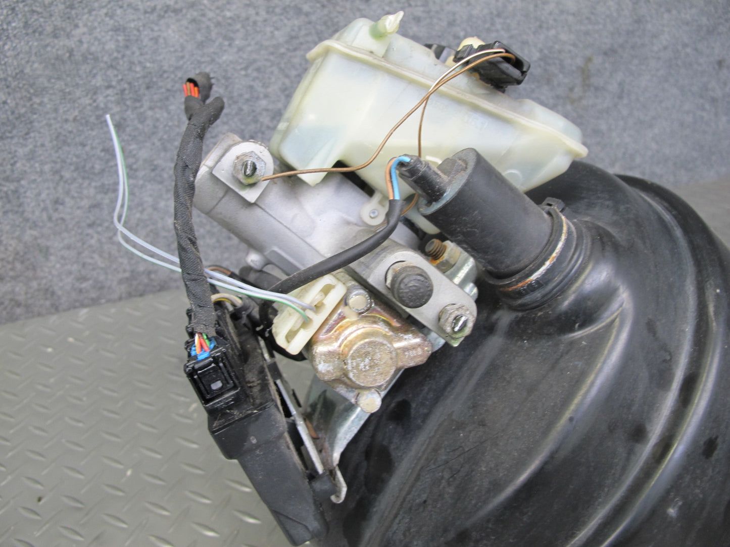 98-99 Mercedes W140 S500 Brake Master Cylinder Booster Reservoir w Module OEM