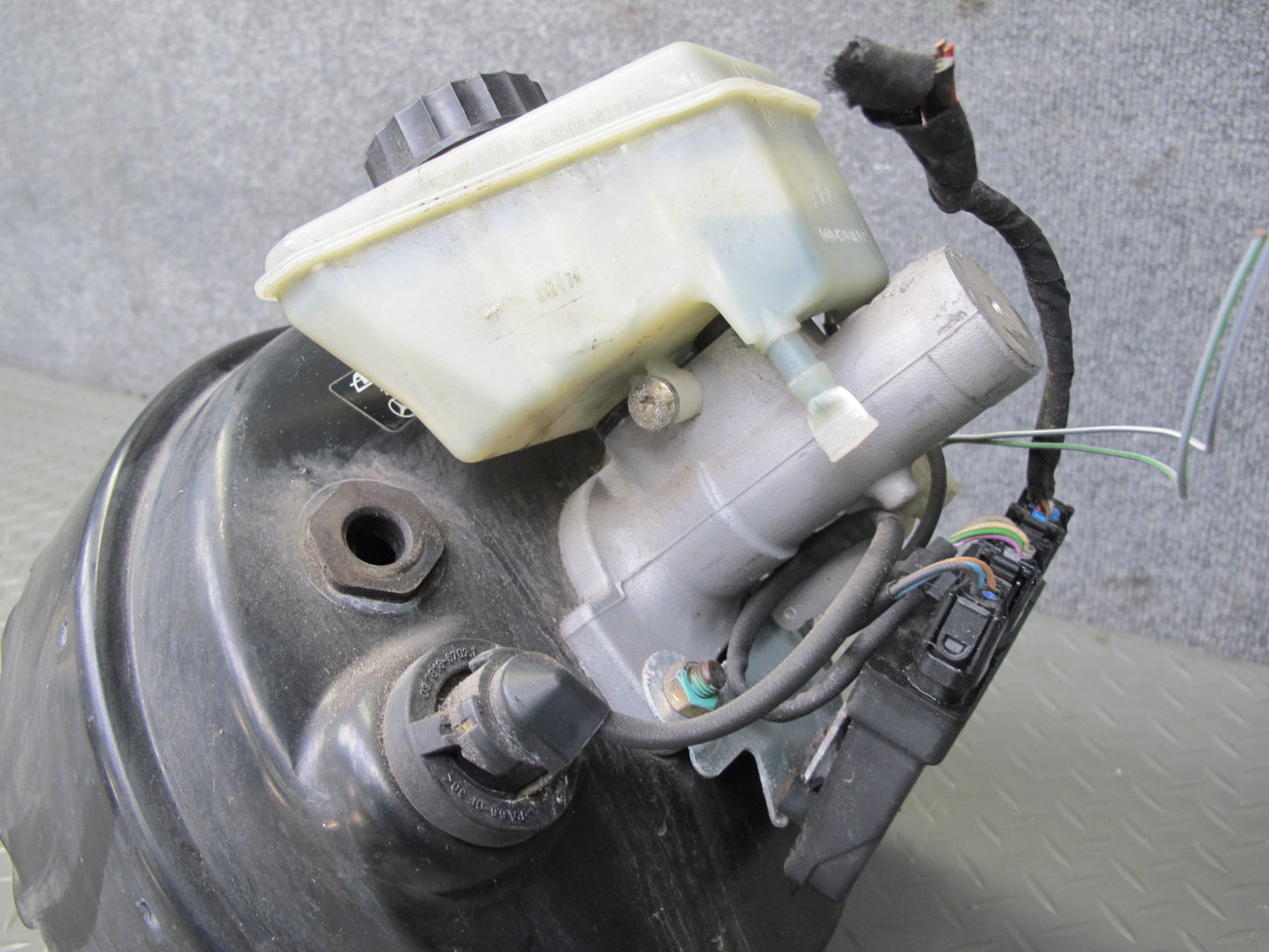98-99 Mercedes W140 S500 Brake Master Cylinder Booster Reservoir w Module OEM