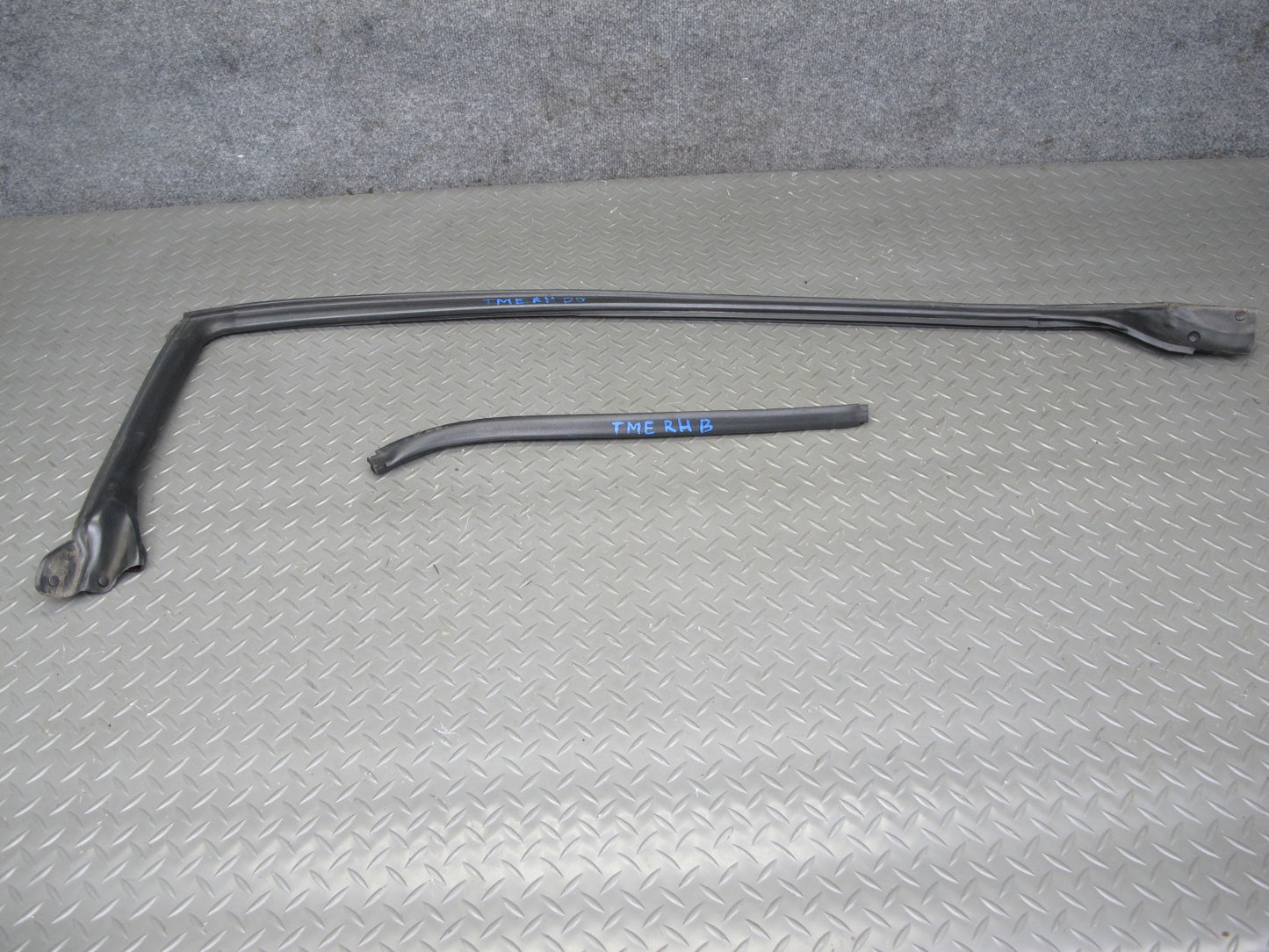91-95 Toyota SW21L MR2 Set of 2 Right Door Weatherstrip Rubber Seal OEM