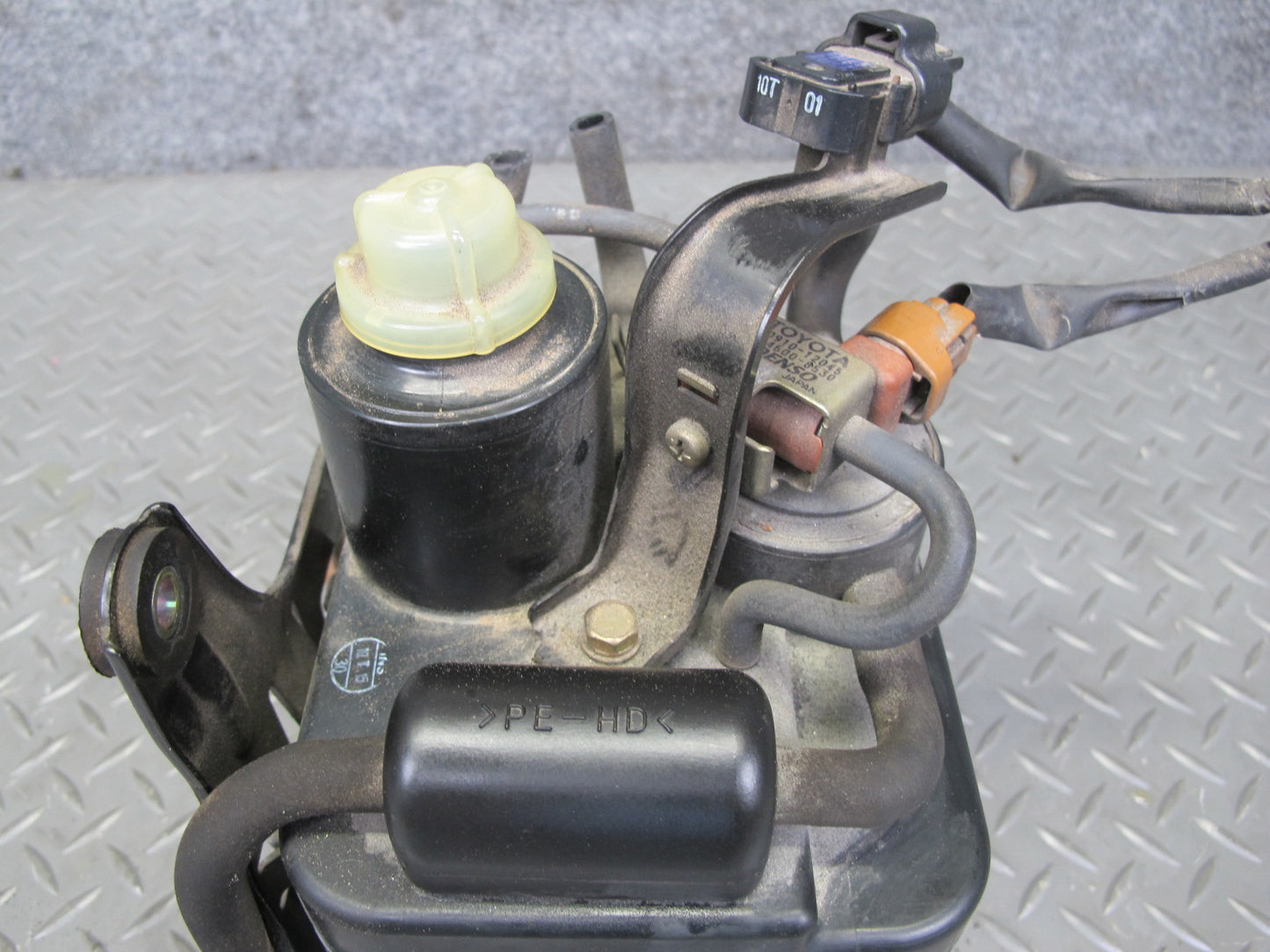 98-00 Lexus UCF20L LS400 Fuel Evap Vapor Charcoal Canister 77740-50071 OEM