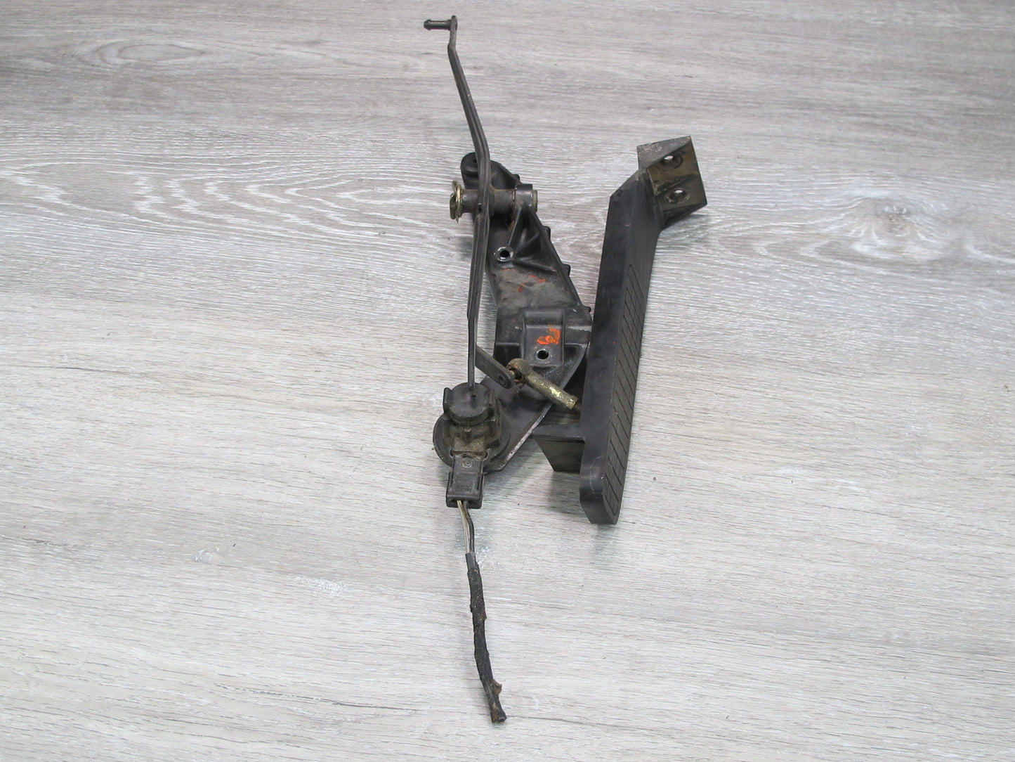 1984-1986 Porsche 928 S A/T Gas Acceleration Pedal W/ Bearing Bracket