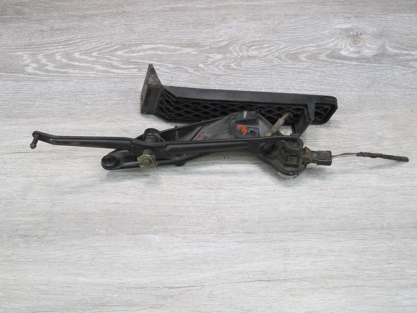 1984-1986 Porsche 928 S A/T Gas Acceleration Pedal W/ Bearing Bracket