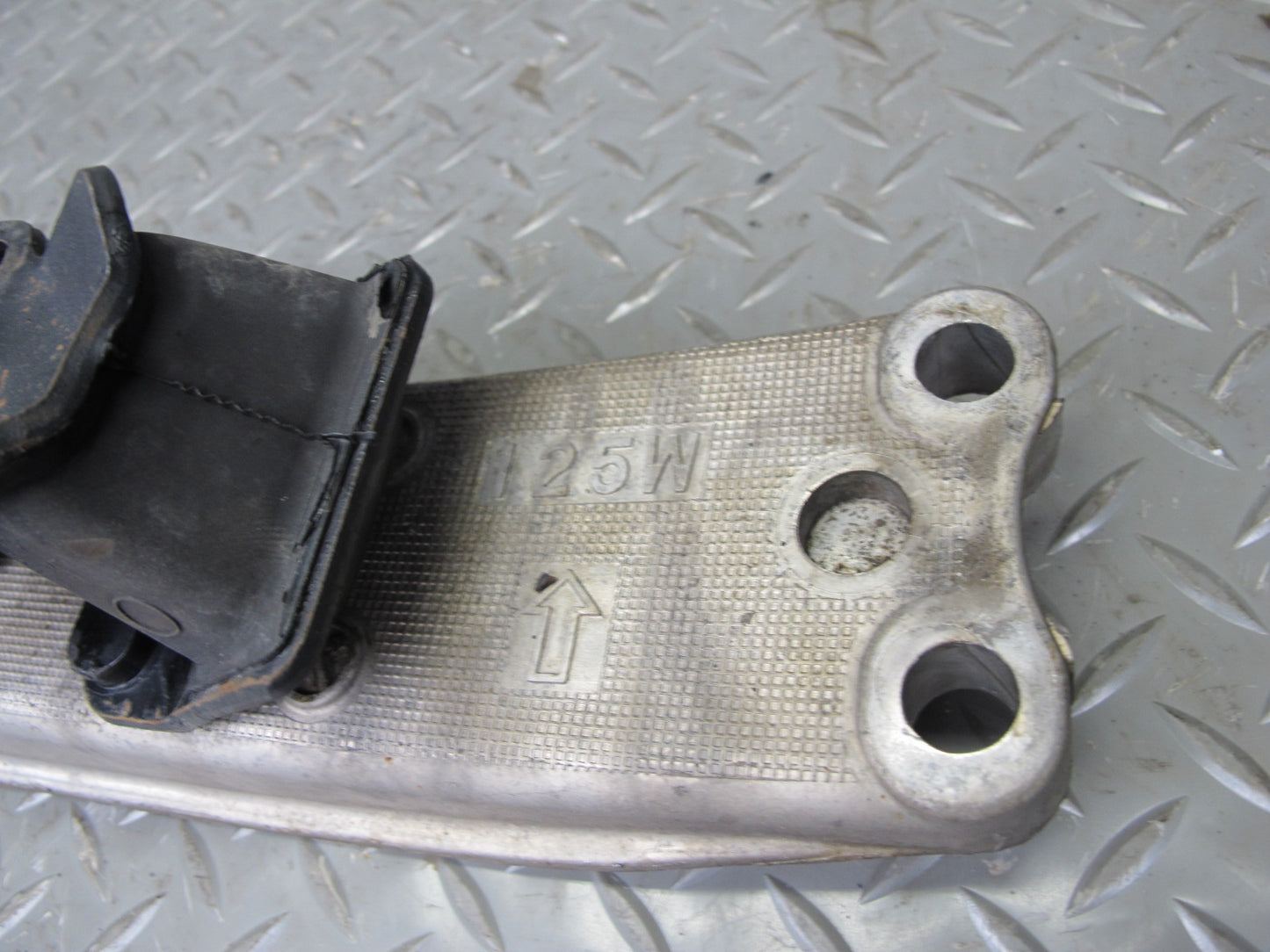 98-05 Lexus GS300 GS430 A/T Automatic Transmission Mount Bracket Support OEM