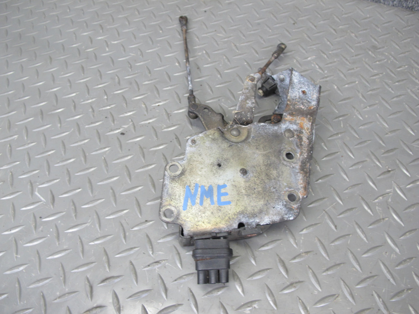 77-85 Mercedes W123 Gas Accelerator Linkage Bracket Support Set OEM