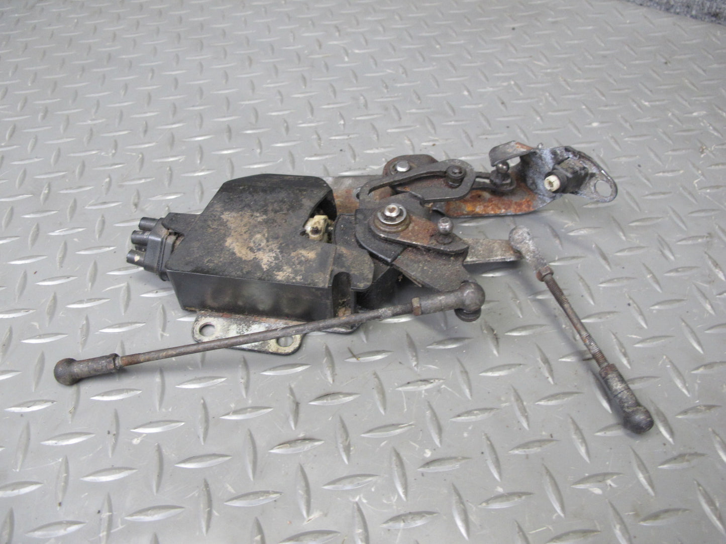 77-85 Mercedes W123 Gas Accelerator Linkage Bracket Support Set OEM