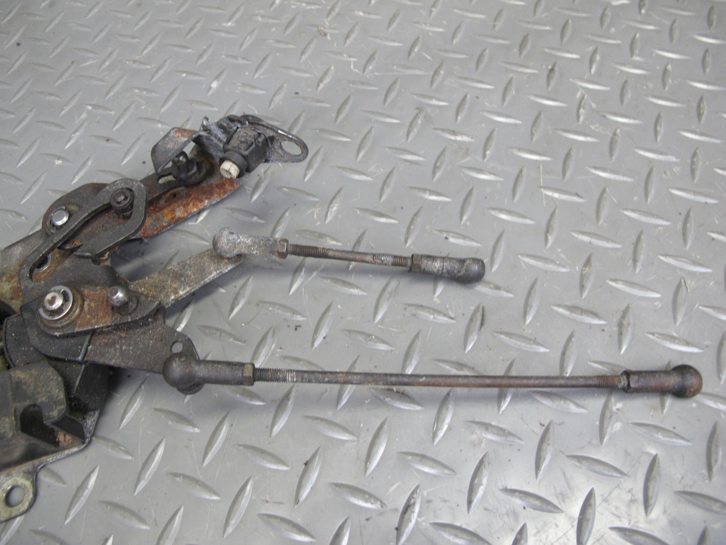 77-85 Mercedes W123 Gas Accelerator Linkage Bracket Support Set OEM