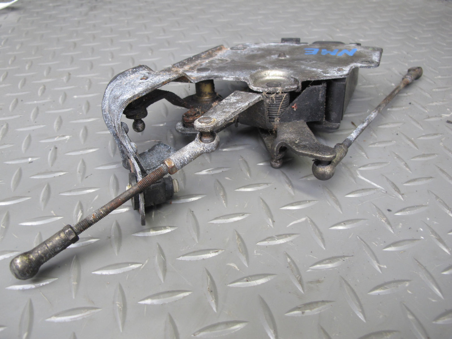 77-85 Mercedes W123 Gas Accelerator Linkage Bracket Support Set OEM