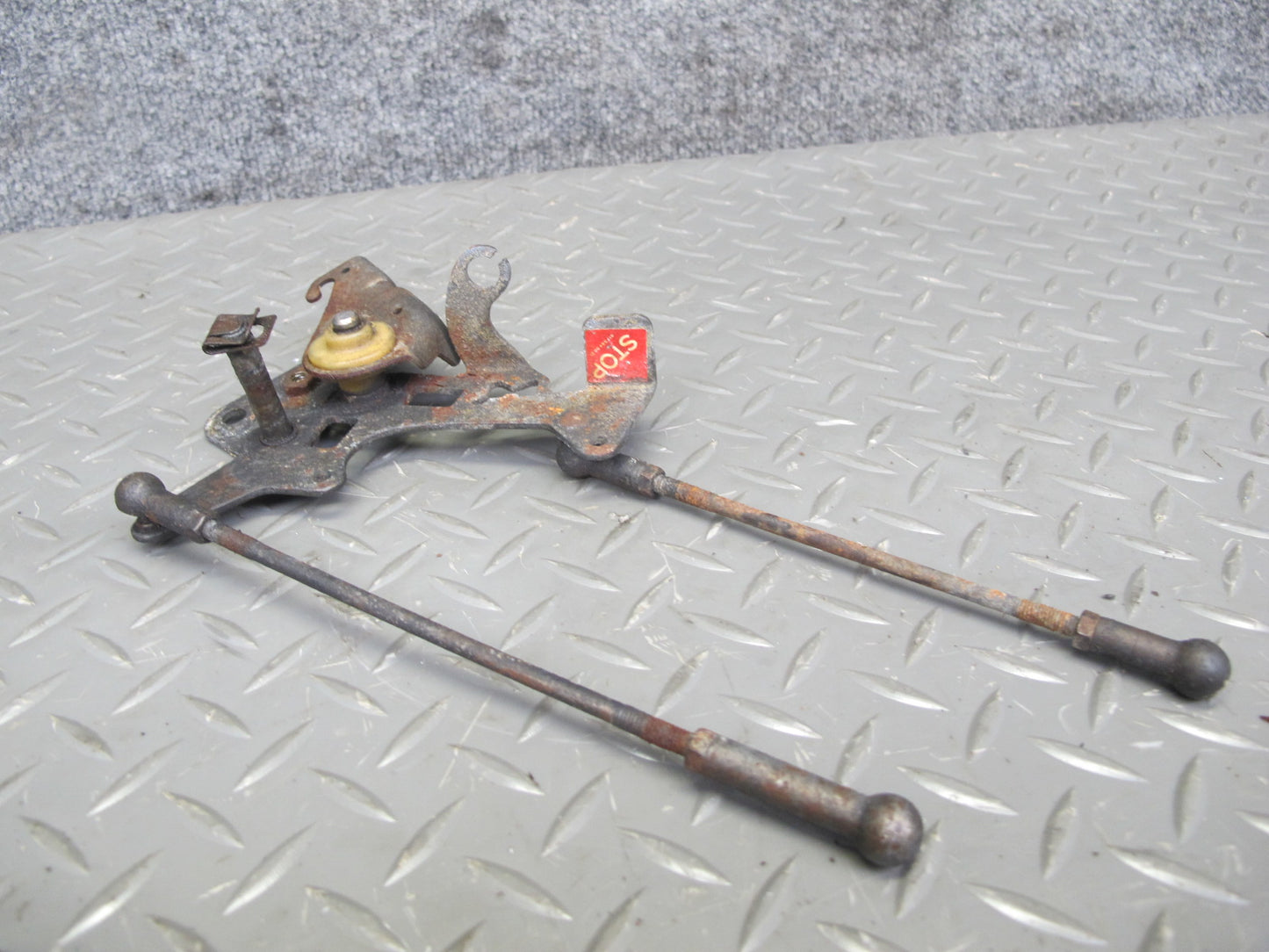 77-85 Mercedes W123 Gas Accelerator Linkage Bracket Support Set OEM