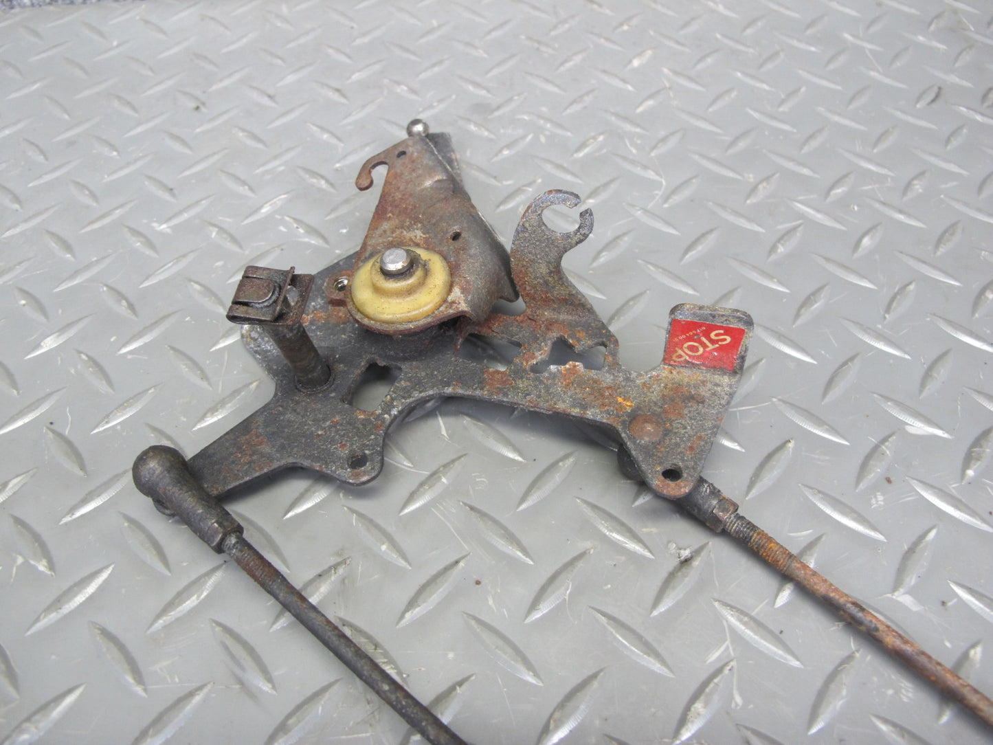 77-85 Mercedes W123 Gas Accelerator Linkage Bracket Support Set OEM