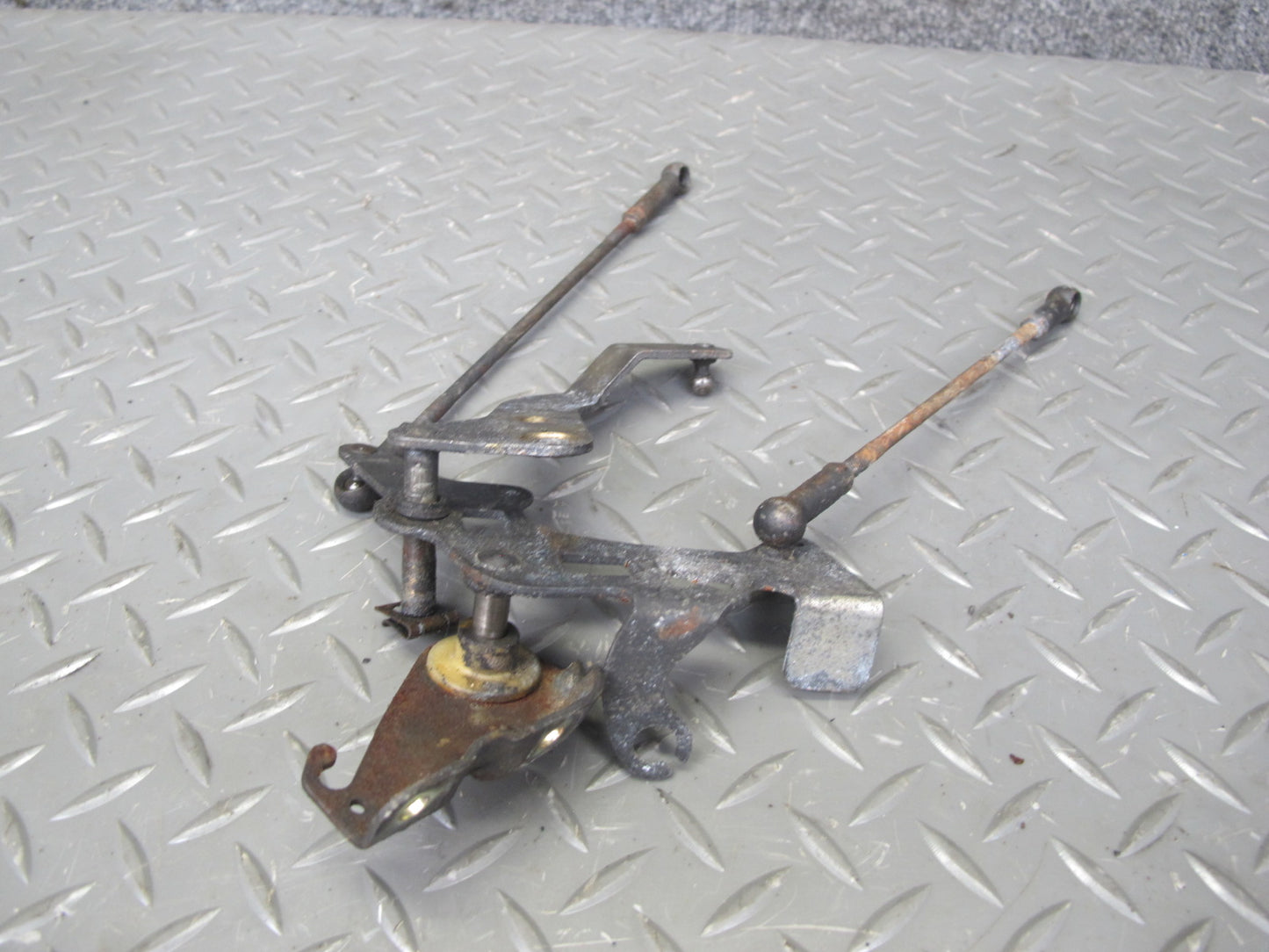 77-85 Mercedes W123 Gas Accelerator Linkage Bracket Support Set OEM
