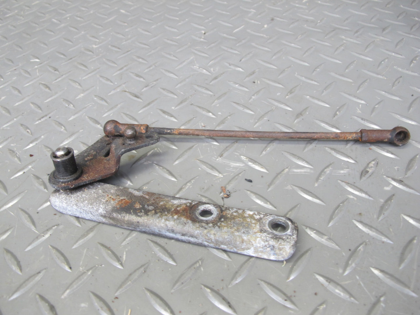 77-85 Mercedes W123 Gas Accelerator Linkage Bracket Support Set OEM