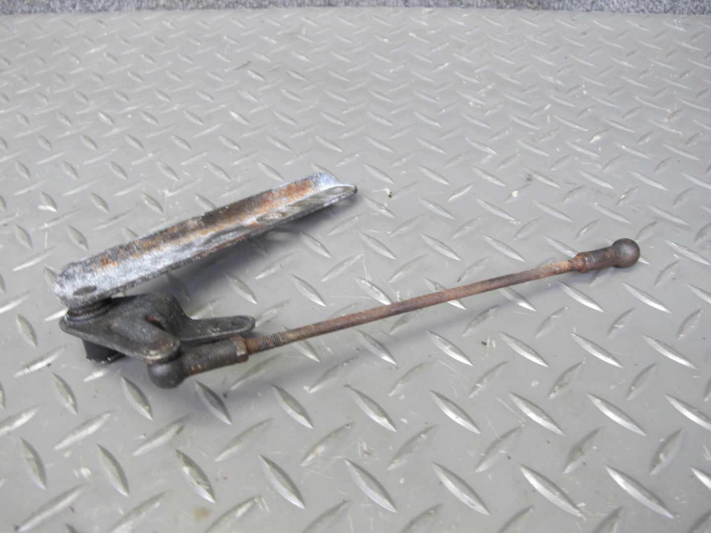 77-85 Mercedes W123 Gas Accelerator Linkage Bracket Support Set OEM