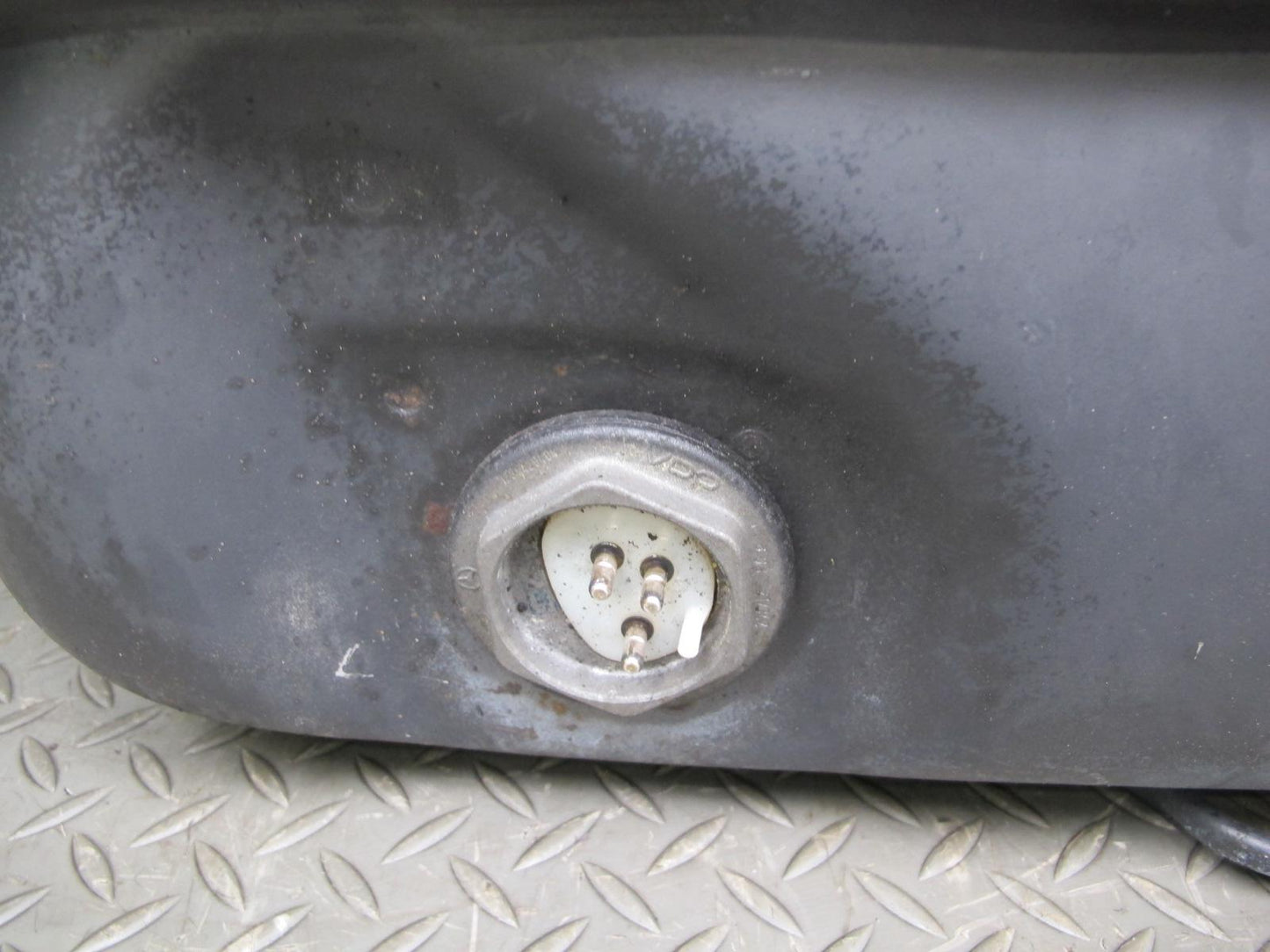 82-85 Mercedes W123 300D Sedan Fuel Tank Unit OEM