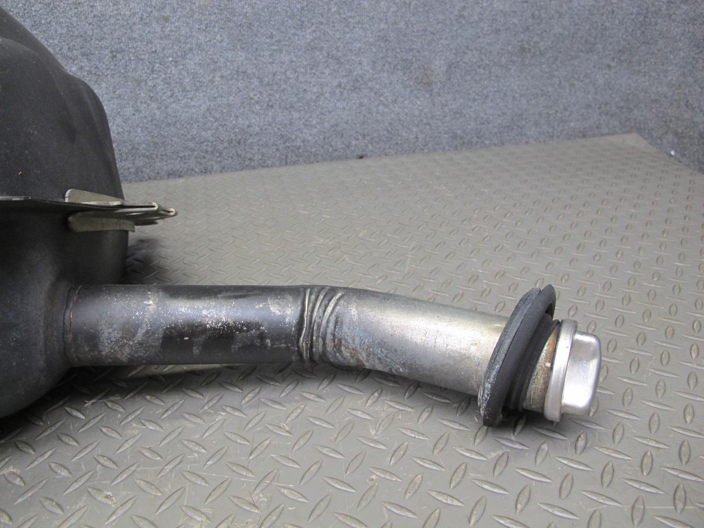 82-85 Mercedes W123 300D Sedan Fuel Tank Unit OEM
