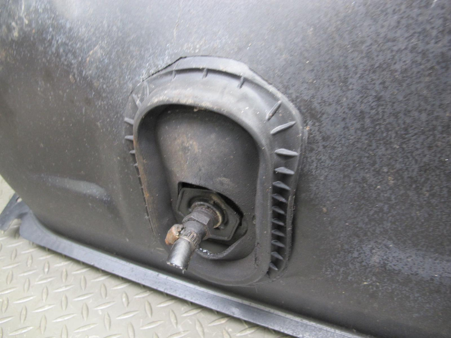 82-85 Mercedes W123 300D Sedan Fuel Tank Unit OEM