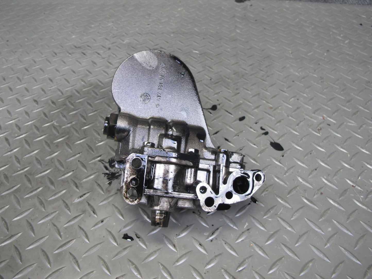 82-85 Mercedes W123 300D 617.952 Diesel Engine Motor Oil Pump 6171810101 OEM