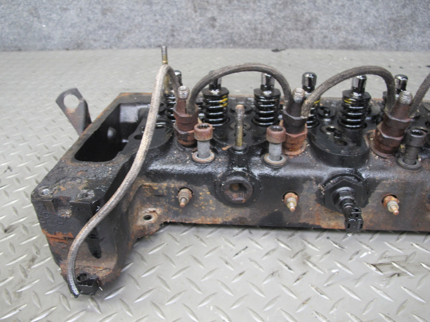 82-85 Mercedes W123 300D 3.0L 617.952 Diesel Engine Motor Cylinder Head OEM