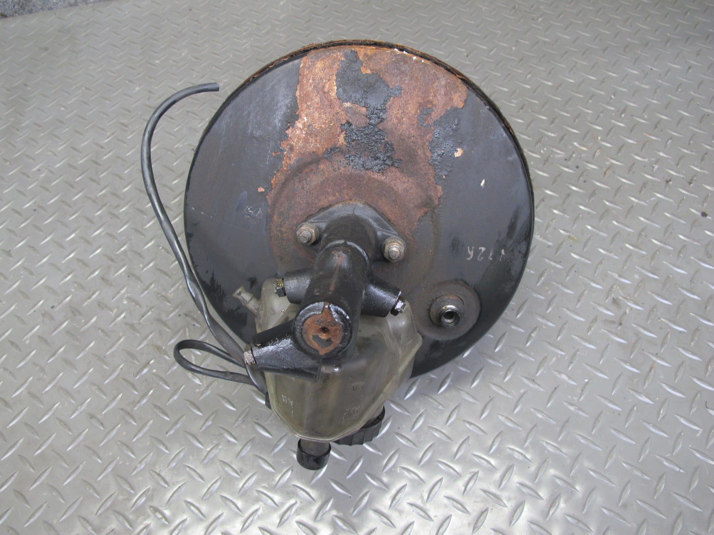 82-85 Mercedes W123 300D Brake Master Cylinder Booster Fluid Reservoir OEM