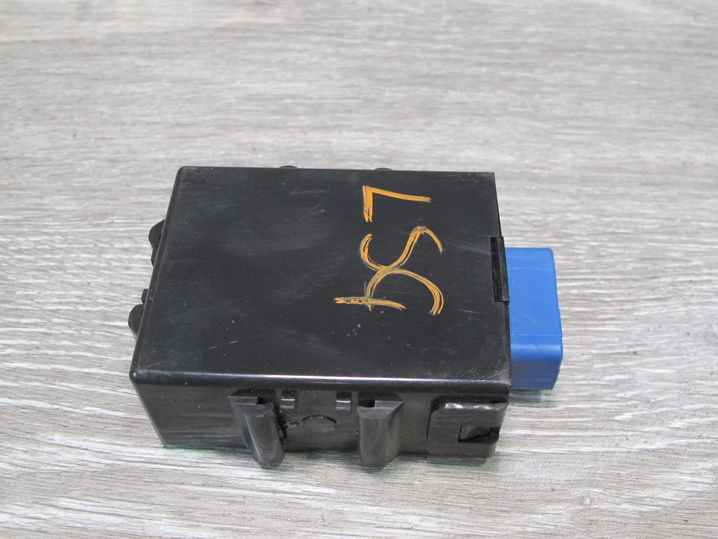 01-06 Lexus UCF30L LS430 BUS Buffer Noise Filter Control Module 89112-50020 OEM