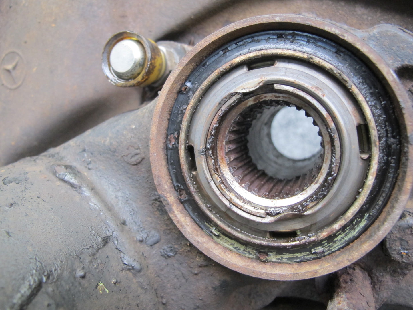 77-85 Mercedes W123 Sedan Rear Right Spindle Knuckle Wheel Hub Bearing OEM
