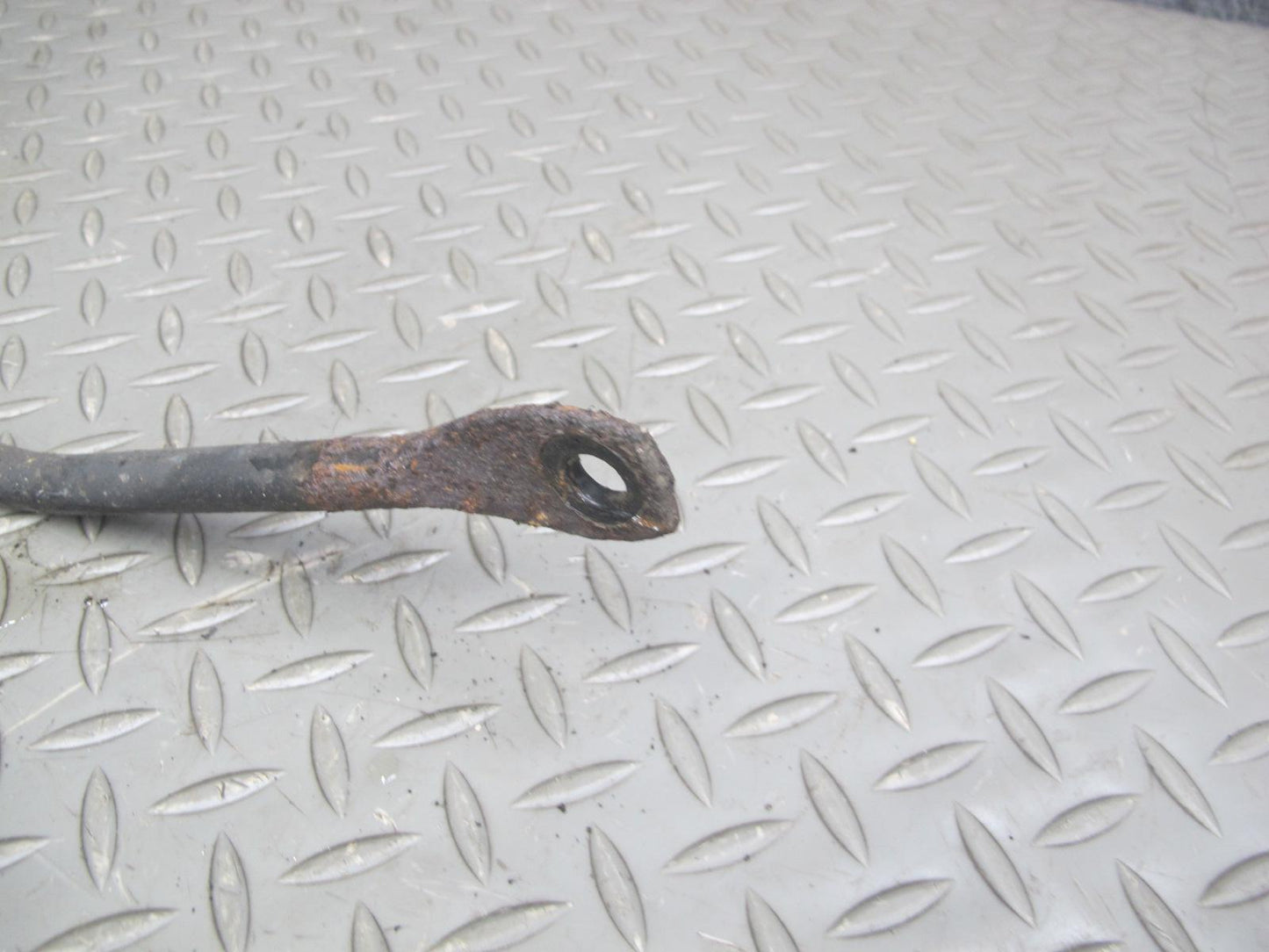 75-85 Mercedes W123 Rear Anti Roll Skate Stabilizer Sway Bar OEM