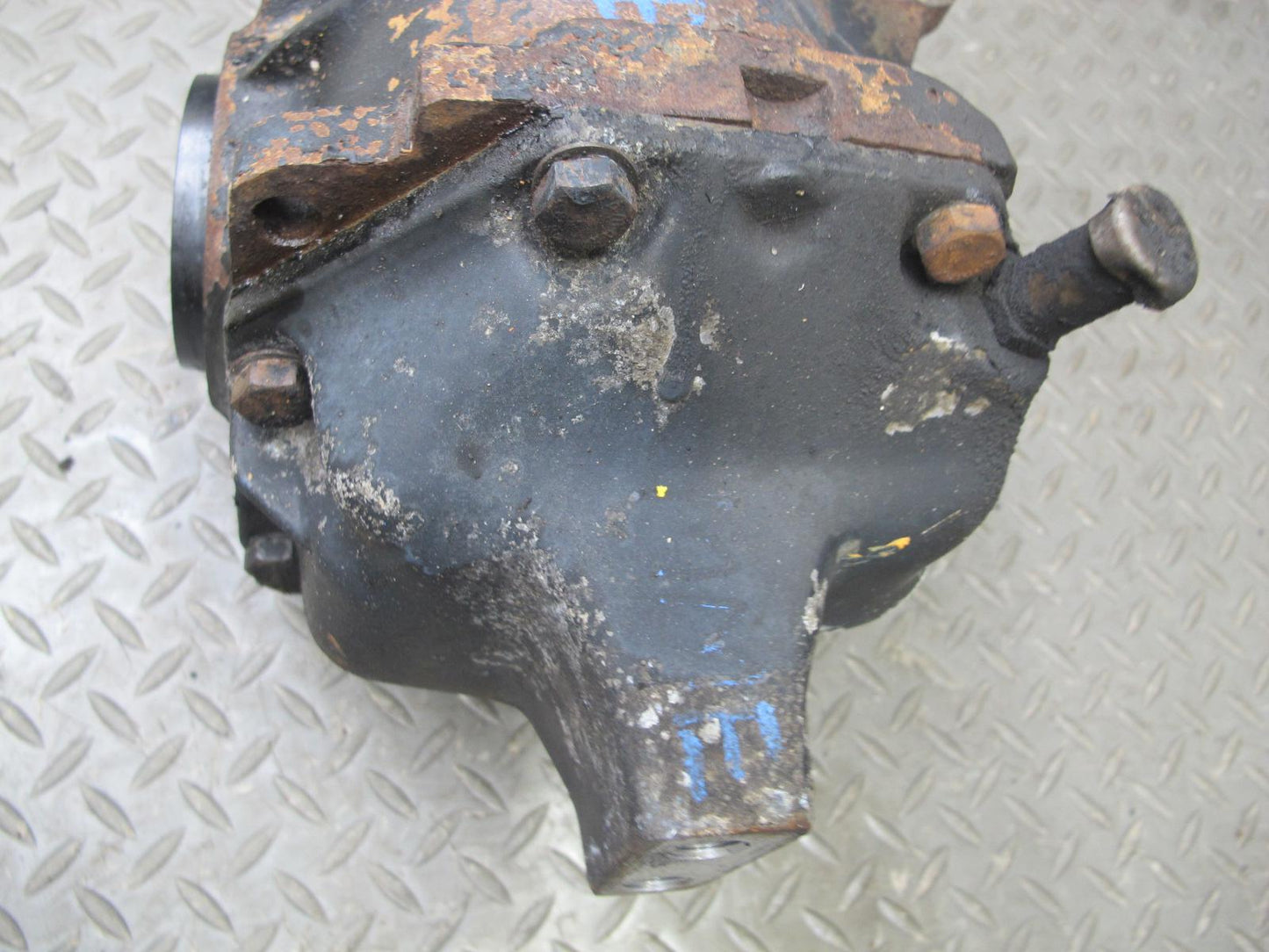 82-84 Mercedes W123 300D Rear Axle Differential Carrier 3.07 Ratio OEM