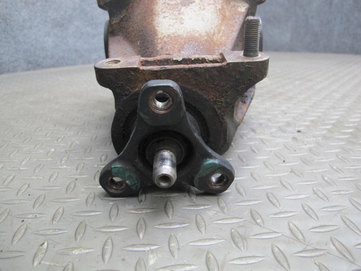 82-84 Mercedes W123 300D Rear Axle Differential Carrier 3.07 Ratio OEM