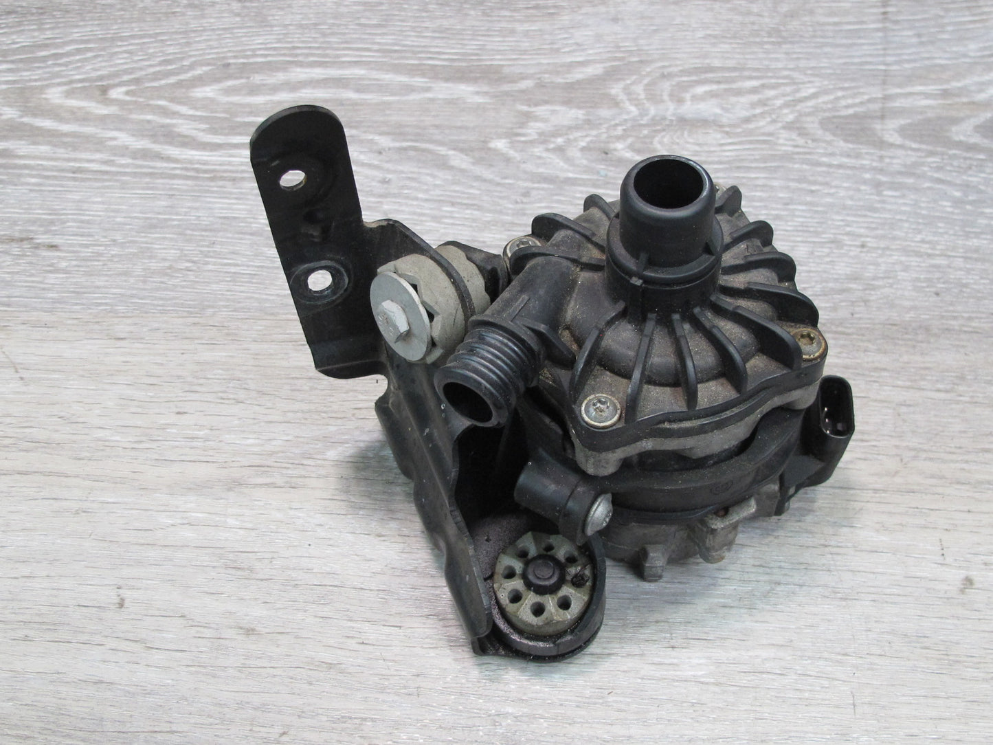 2010-2014 BMW E71 E72 X6 4.4L Auxiliary Electric Water Coolant Pump 7584088