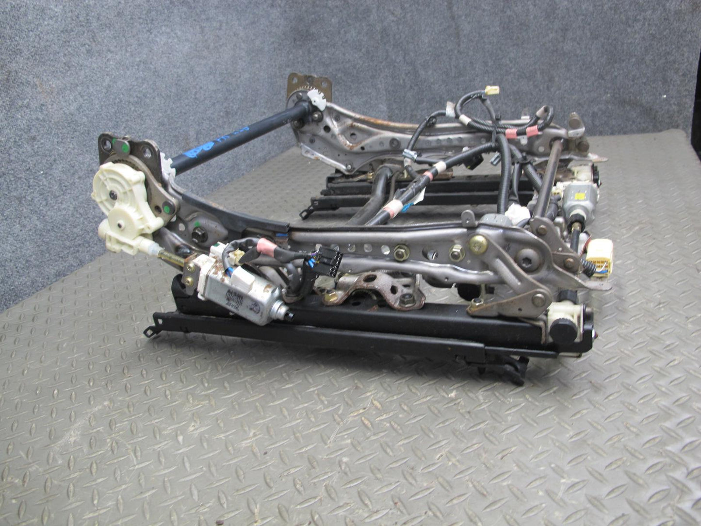 00-05 Lexus JZS160L GS300 Front Right Seat Lower Frame Track Rail w Motor OEM