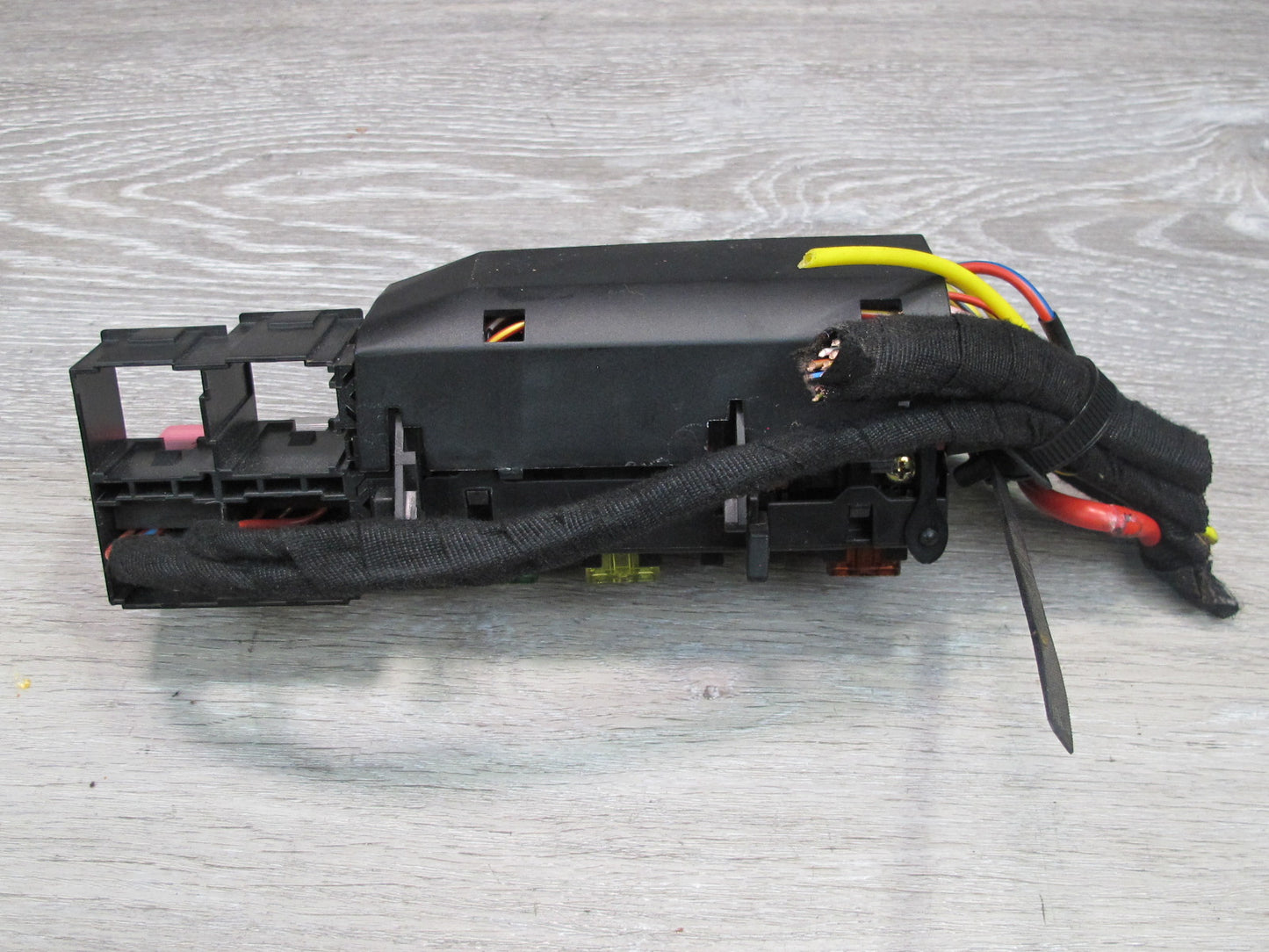 94-99 Mercedes W140 Rear Trunk Fuse Relay Box 1405451701 OEM