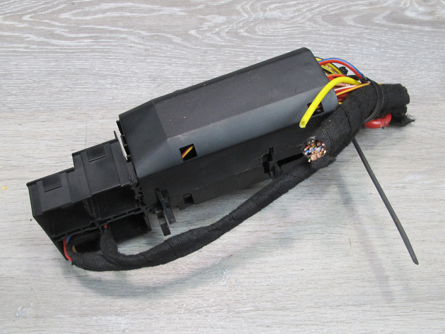 94-99 Mercedes W140 Rear Trunk Fuse Relay Box 1405451701 OEM