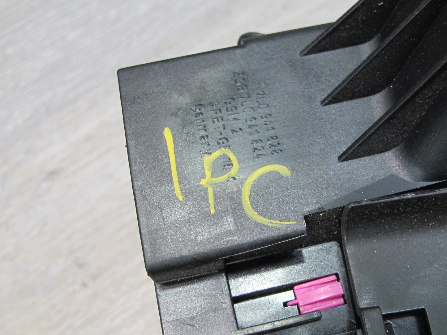 2003-2010 Porsche Cayenne 957 Dash Cabin Fuse Junction Relay Box 7L0941828