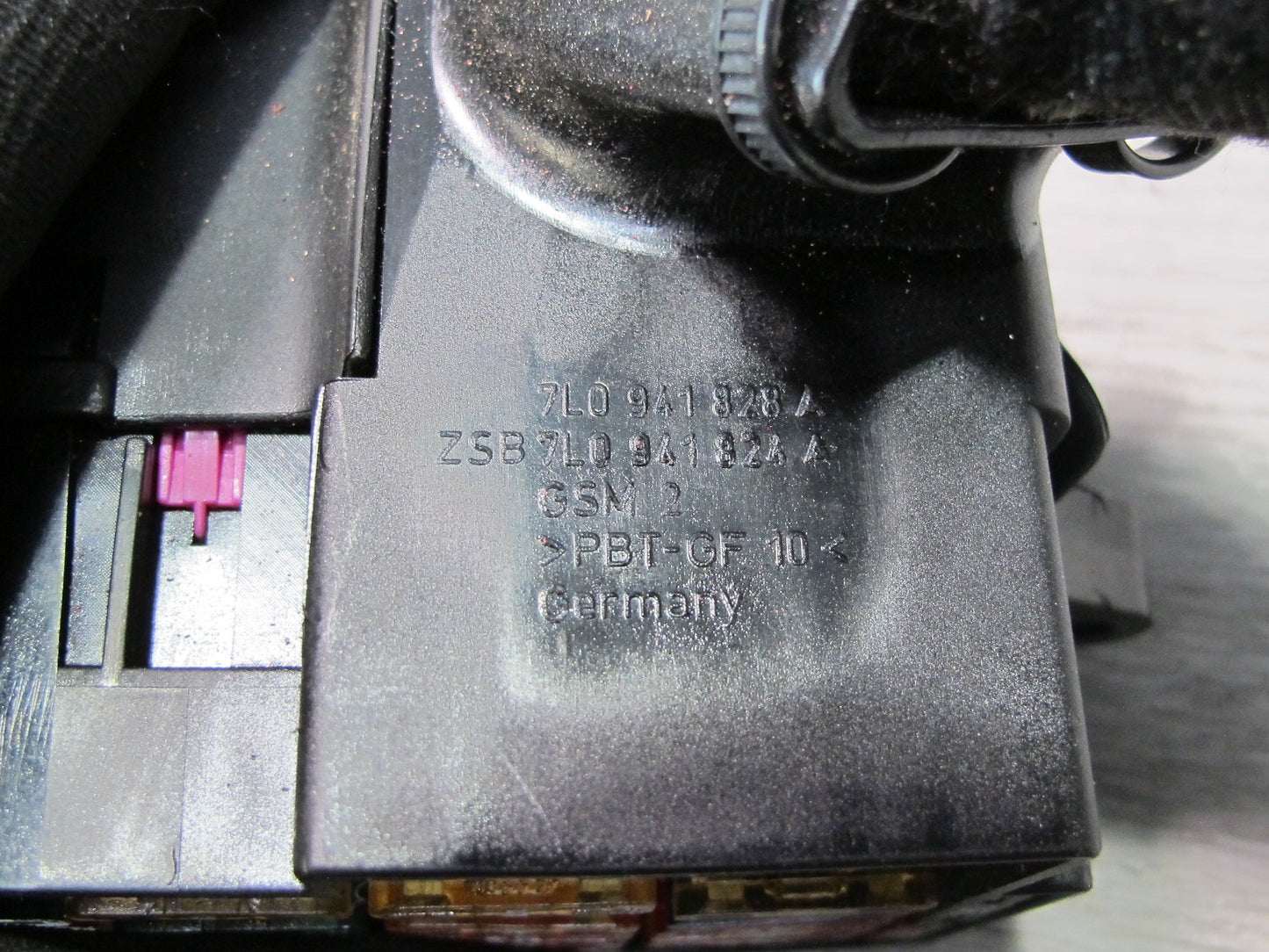 2008-2010 Porsche Cayenne 957 Dash Front Right Fuse Relay Box Module