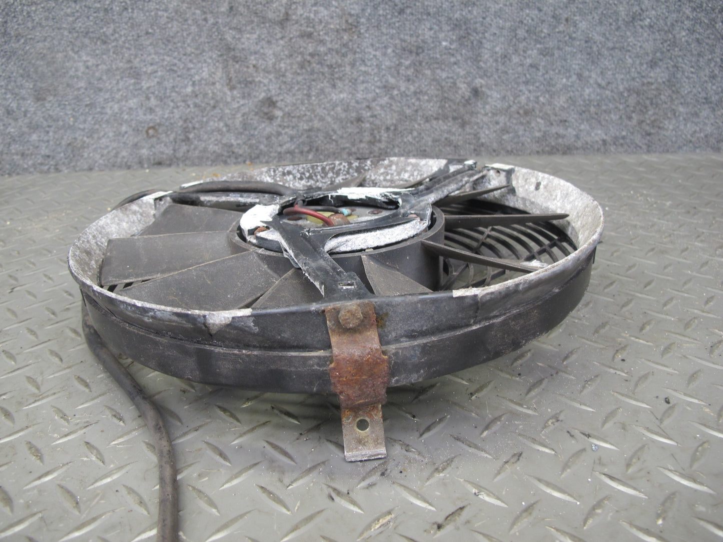 81-85 Mercedes W123 300D Engine Auxiliary AUX Cooling Fan w Blade 0005004893 OEM