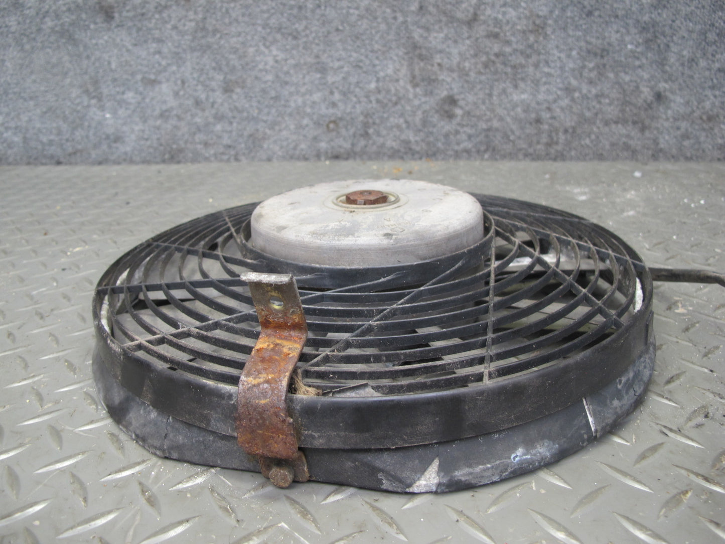 81-85 Mercedes W123 300D Engine Auxiliary AUX Cooling Fan w Blade 0005004893 OEM