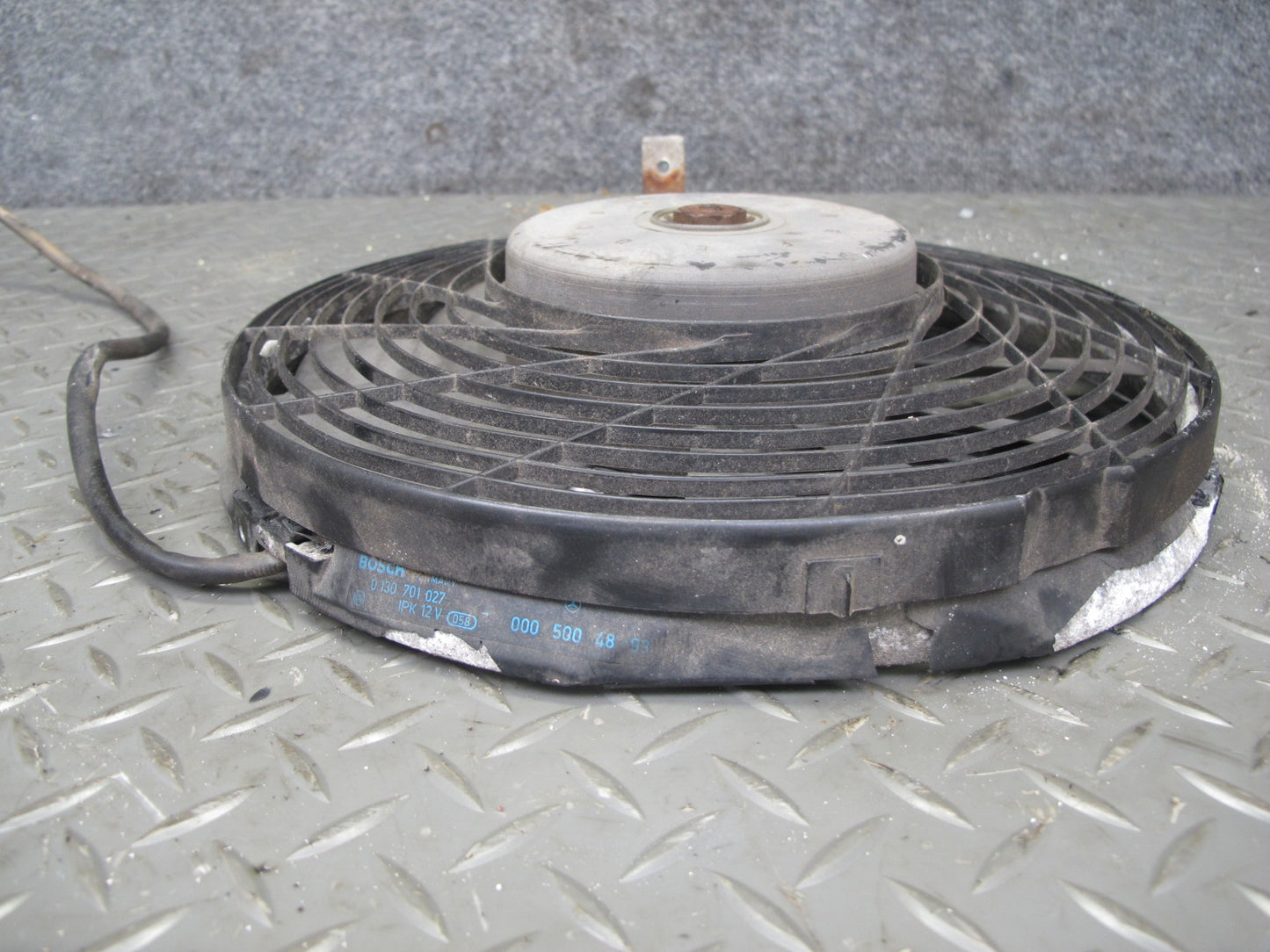 81-85 Mercedes W123 300D Engine Auxiliary AUX Cooling Fan w Blade 0005004893 OEM