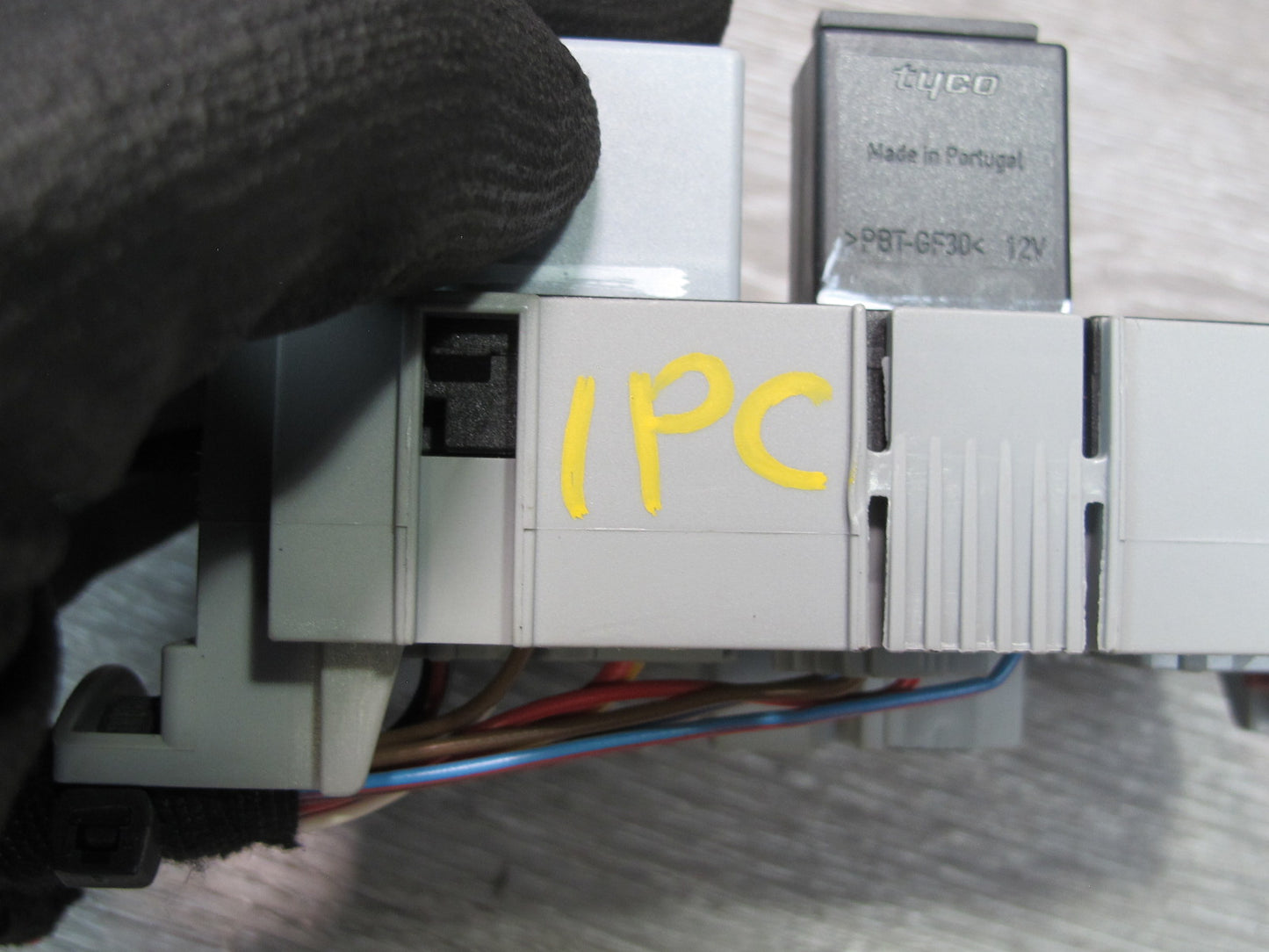 2008-2010 Porsche Cayenne 957 Front SAM Power Distribution Fuse Relay Box Module